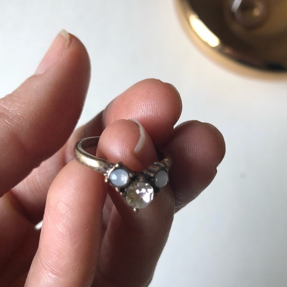 V shaped faux gemstone gold moonstone ring - Picture 4 of 7